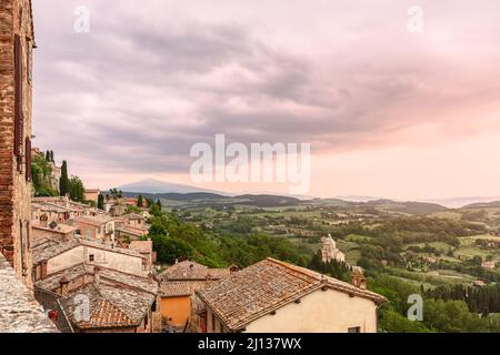 Panoramablick über die getillten Dächer von Montepulciano und den Dom der Wallfahrtskirche der Madonna di San Biagio unten zum Val d’Orcia, Toskana, Italien Stockfoto