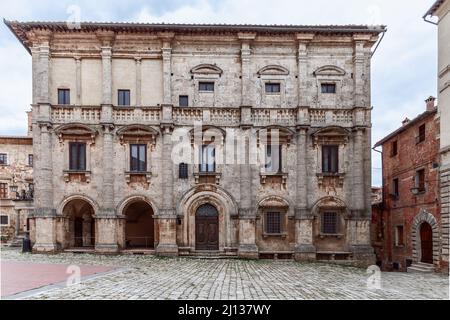 Renaissance Palazzo Nobili Tarugi auf der Piazza Grande in der mittelalterlichen Stadt Montepulciano. Toscana, Italien Stockfoto