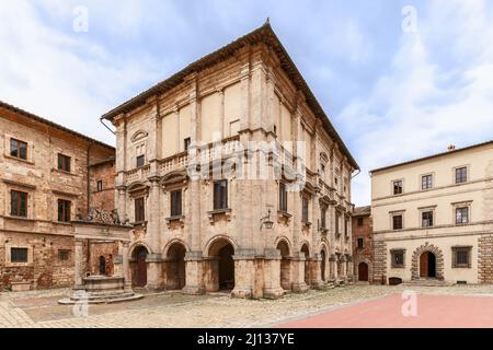 Renaissance Palazzo Nobili Tarugi und alter Marmorbrunnen auf der zentralen Piazza Grande in Montepulciano, Toskana, Italien Stockfoto