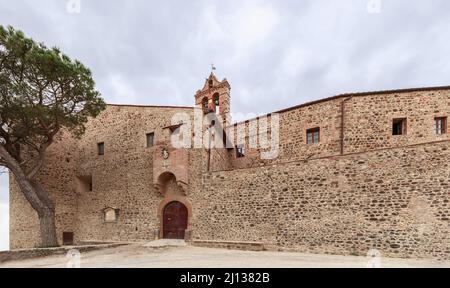 Ein befestigter Bauernhof (Il Castelluccio) Eingangstür mit dem Wappen an der Fassade des Krankenhauses von Santa Maria della Scala, Pienza, Toskana Stockfoto