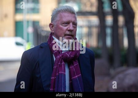 London, England, Großbritannien. 22. März 2022. Der ehemalige deutsche Tennisstar BORIS BECKER trifft am Southwark Crown Court in London ein, wo er vom Insolvenzdienst wegen Nichteinhaltung der Verpflichtungen zur Offenlegung von Informationen nach seiner Insolvenz angeklagt wird. (Bild: © Tayfun Salci/ZUMA Press Wire) Stockfoto