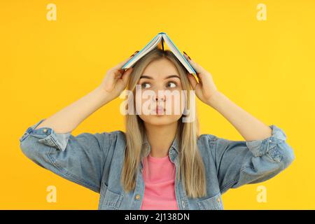 Konzept der Vorbereitung auf Prüfungen und Tests mit Studentin Stockfoto