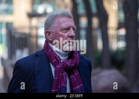 London, England, Großbritannien. 22. März 2022. Der ehemalige deutsche Tennisstar BORIS BECKER trifft am Southwark Crown Court in London ein, wo er vom Insolvenzdienst wegen Nichteinhaltung der Verpflichtungen zur Offenlegung von Informationen nach seiner Insolvenz angeklagt wird. (Bild: © Tayfun Salci/ZUMA Press Wire) Stockfoto