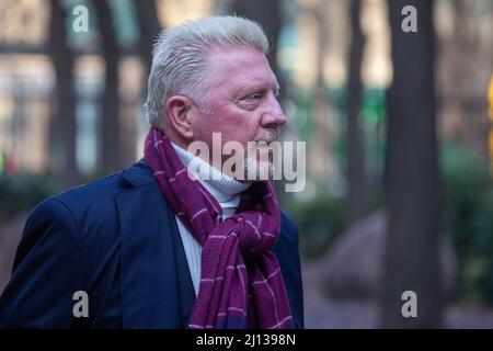 London, England, Großbritannien. 22. März 2022. Der ehemalige deutsche Tennisstar BORIS BECKER trifft am Southwark Crown Court in London ein, wo er vom Insolvenzdienst wegen Nichteinhaltung der Verpflichtungen zur Offenlegung von Informationen nach seiner Insolvenz angeklagt wird. (Bild: © Tayfun Salci/ZUMA Press Wire) Stockfoto