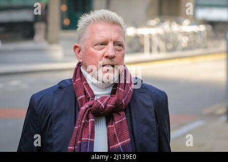 London, Großbritannien. 22. März 2022. Der ehemalige Tennisstar Boris Becker trifft mit seiner Partnerin Lilian de Carvalho Monteiro am Southwark Crown Court ein. Er steht vor Gericht und wird beschuldigt, seine Tennistrophäen nicht zur Begleichung bestehender Schulden übergeben zu haben, nachdem er zuvor für bankrott erklärt worden war. Kredit: Imageplotter/Alamy Live Nachrichten Stockfoto