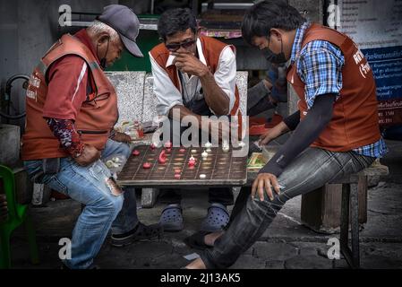 Thailands Schach. Makruk. Männer spielen Version des thailändischen Schachbrettspiels Südostasien Stockfoto