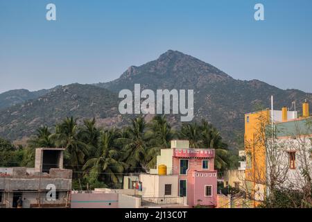 Arunachala ist ein Hügel in Tiruvannamalai, Tamil Nadu, und einer der fünf wichtigsten Shaiva heiligen Plätze in Südindien.der Arunachalesvara Tempel zu Shiva ist Stockfoto