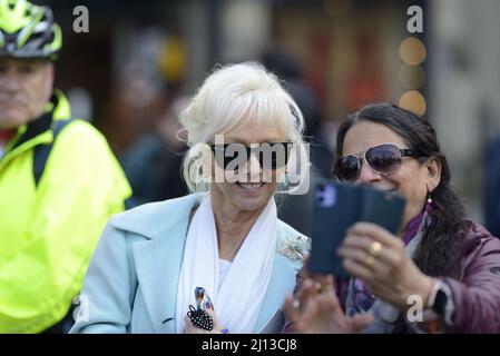 Debbie McGee - Performerin und Ehefrau des verstorbenen Zauberers Paul Daniels - posiert für ein Selfie vor dem Memorial Service für Dame Vera Lynn in der Westminste Stockfoto