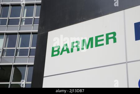 Düsseldorf, Deutschland - März 9. 2022: Blick auf Schild mit Logo-Schriftzug der deutschen Krankenkasse barmer am Büroeingang Stockfoto