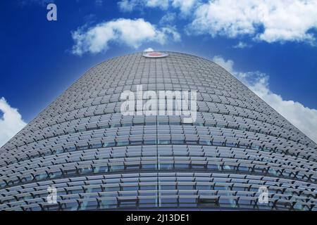 Düsseldorf (Vodafone Campus) – März 9. 2022: Blick aus dem tiefen Winkel auf den modernen futuristischen Turm gegen den klaren blauen Himmel, flauschige weiße Wolken Stockfoto
