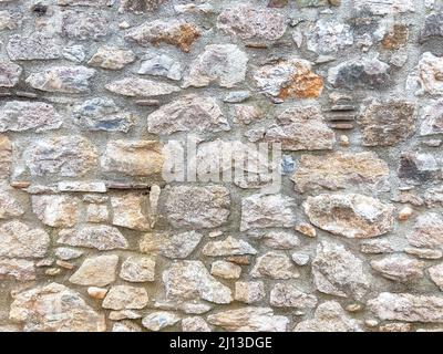 Wandstruktur aus Stein. Teil eines alten, von Hand gefertigten, felsigen Hintergrunds mit Kopierraum. Wände aus Naturziegeln. Hochwertige Fotos. Heim- und Büroeinrichtung Stockfoto