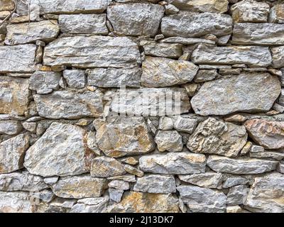 Wandstruktur aus Stein. Teil eines alten, von Hand gefertigten, felsigen Hintergrunds mit Kopierraum. Wände aus Naturziegeln. Hochwertige Fotos. Heim- und Büroeinrichtung Stockfoto