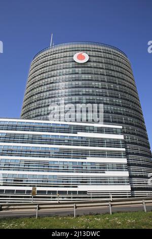 Düsseldorf (Vodafone Campus) – März 9. 2022: Blick auf den modernen Bürogebäudekomplex mit hohem Turm gegen klaren blauen Himmel Stockfoto