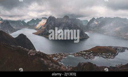 Fantastische Aussicht von Reinebringen mit der Drohne. Lofoten Islands, Norwegen Stockfoto