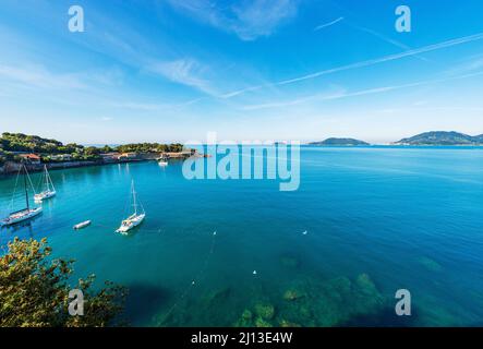 Wunderschöne Küste und Bucht vor der Stadt Lerici, Golf von La Spezia, Ligurien, Italien, Südeuropa. Am Horizont die kleine Stadt Porto Venere Stockfoto