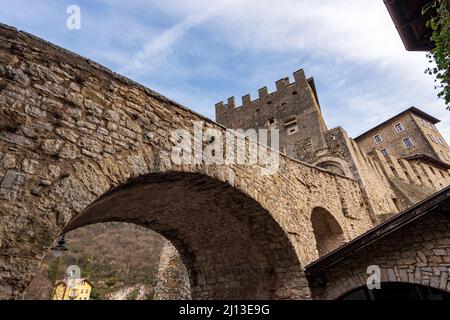 Mittelalterliche Burg des kleinen Dorfes Tenno, erbaut am Ende des 12.. Jahrhunderts, Provinz Trient, Trentino-Südtirol, Italien, Europa. Stockfoto