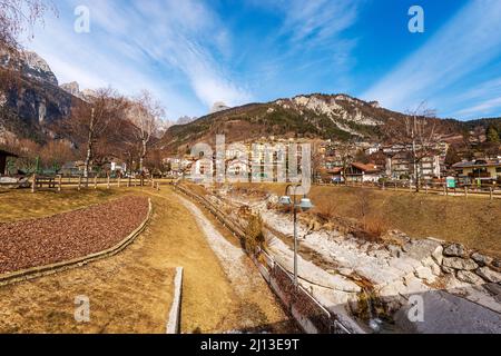 Molveno Dorf und die Bergkette der Brenta Dolomiten im Winter, Küste des Molveno Sees. Nationalpark Adamello Brenta. Trentino-Südtirol Stockfoto