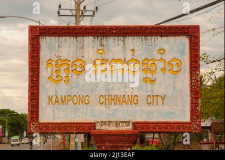 Verwittertes zweisprachiges „Kampong Chhnang City“-Schild/Marker, Kampong Chhnang, Kambodscha. Kredit: Kraig lieb Stockfoto