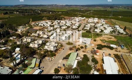 Luftaufnahme eines ländlichen Dorfes in Israel die überhöhte Nachfrage nach Vorstädten fordert das offene und ackbare Land im Land Stockfoto