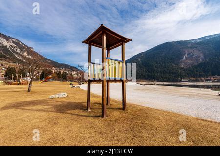Molveno Dorf, Ferienort, Küste des Molveno Sees mit der Bergkette der Brenta Dolomiten im Winter. Nationalpark Adamello Brenta. Stockfoto