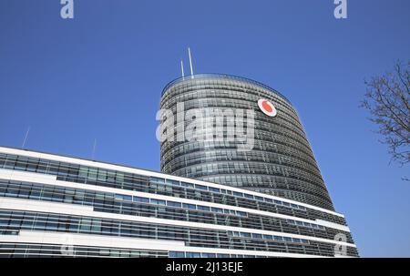 Düsseldorf (Vodafone Campus) – März 9. 2022: Blick auf den modernen Bürogebäudekomplex mit hohem Turm gegen klaren blauen Himmel Stockfoto