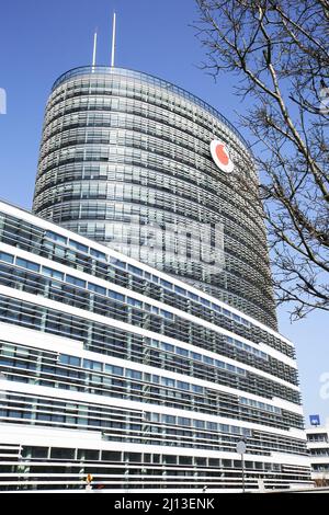 Düsseldorf (Vodafone Campus) – März 9. 2022: Blick auf den modernen Bürogebäudekomplex mit hohem Turm gegen klaren blauen Himmel Stockfoto