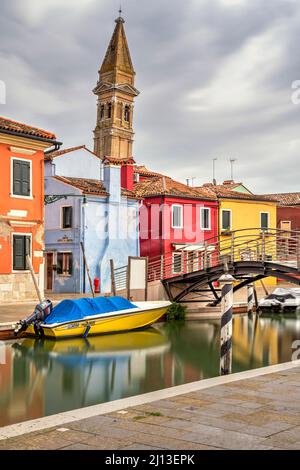 Farbenfrohe Häuser und der Glockenturm der Kirche San Martino, Burano, Venedig, Venetien, Italien Stockfoto