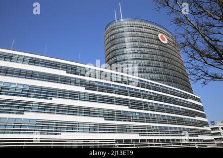 Düsseldorf (Vodafone Campus) – März 9. 2022: Blick auf den modernen Bürogebäudekomplex mit hohem Turm gegen klaren blauen Himmel Stockfoto