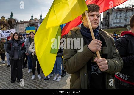 Studenten einer ukrainischen Schule protestieren auf dem Marktplatz in Przemysl unweit der polnisch-ukrainischen Grenze. Stockfoto