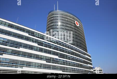 Düsseldorf (Vodafone Campus) – März 9. 2022: Blick auf den modernen Bürogebäudekomplex mit hohem Turm gegen klaren blauen Himmel Stockfoto