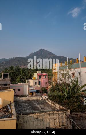 Arunachala ist ein Hügel in Tiruvannamalai, Tamil Nadu, und einer der fünf wichtigsten Shaiva heiligen Plätze in Südindien.der Arunachalesvara Tempel zu Shiva ist Stockfoto