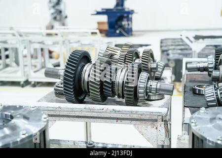 Teil des Schaltgetriebes mit Zahnrädern der Industriemaschine in der Mähdrescherfabrik. Stockfoto