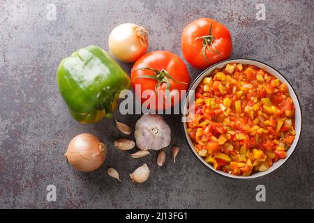 Sofrito-Soße aus frischem Gemüse aus der Nähe in einer Schüssel auf dem Tisch. Horizontale Ansicht von oben Stockfoto