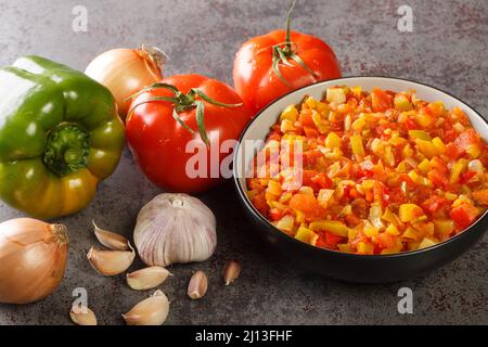 Sofrito Soße aus frischem Gemüse in einer Schüssel auf dem Tisch. Horizontal Stockfoto