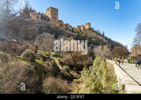 Blick vom Paseo de los Tristes auf die Alhambra in Granada, Andalusien, Spanien | Paseo de los Tristes Alhambra view, Granada, Andalusien, Spanien Stockfoto