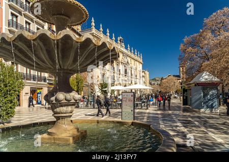 Brunnen an der Plaza Naeva in Granada, Andalusien, Spanien | Plaza-Brunnen, Granada, Andalusien, Spanien Stockfoto