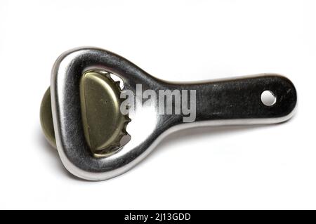 Nahaufnahme von Retro-alten Vintage-Metall-Flaschenöffner Cap Lifter mit goldenen Krone Kork in ihm zum Öffnen Getränkeflaschen auf weißem Hintergrund Stockfoto