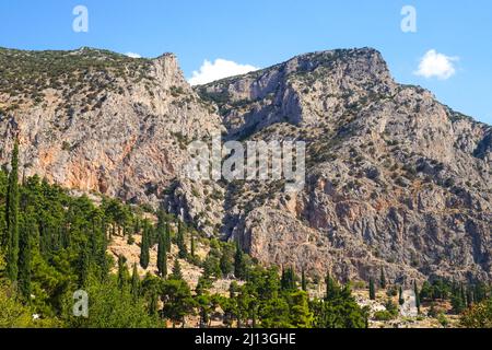 Berg über den antiken Ruinen von Delphi Stockfoto