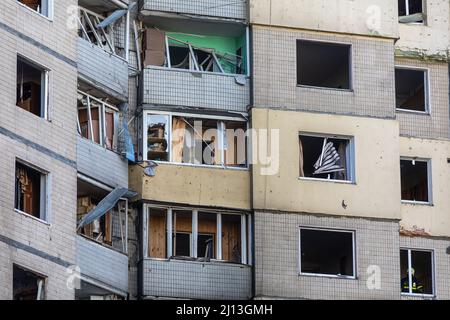 Kiew, Ukraine. 20. März 2022. Ansicht eines beschädigten Wohngebäudes nach einem russischen Raketenangriff. Während sich die russische Invasion in der Ukraine in die dritte Woche hinzieht, haben die russischen Streitkräfte zunehmend begonnen, Wohngebiete in Kiew anzuvisieren, was zivile Opfer und großflächige Zerstörung von Wohngebäuden und Infrastruktur zur Folge hat. (Foto von Mykhaylo Palinchak/SOPA Images/Sipa USA) Quelle: SIPA USA/Alamy Live News Stockfoto