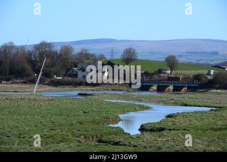 Ein Spaziergang im Frühling entlang der Mündung des Flusses Lune, der Glasson durch Conder Green und entlang der Strecke einer ehemaligen Eisenbahnstrecke einführt. Stockfoto