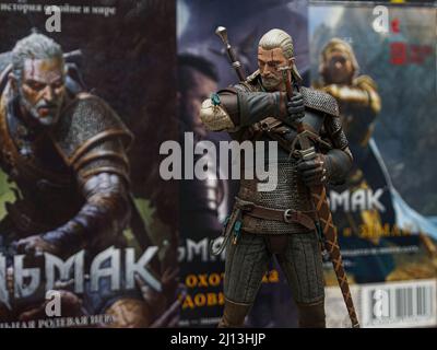 Moskau, Russland. 10. März 2022. Eine Figur von Geralt Ronin in einem Geschäft. (Foto: Alexander Sayganov/SOPA Images/Sipa USA) Quelle: SIPA USA/Alamy Live News Stockfoto