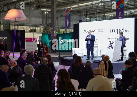 MAILAND, ITALIEN - 13. MÄRZ 2022: Konferenz mit Menschen während der Mipel Messe Stockfoto