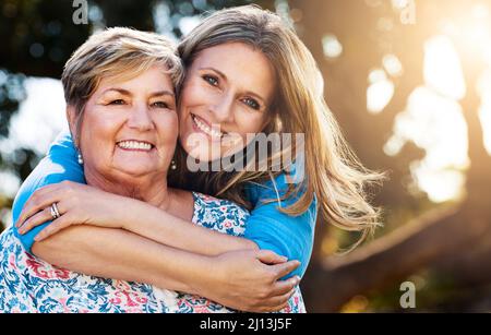 Meine Mutter gab mir ein Leben voller Liebe. Porträt einer glücklichen reifen Frau, die ihre Mutter im Freien umarmt. Stockfoto