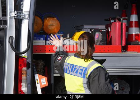 Hamburg, Deutschland. 22. März 2022. Ein Mitarbeiter der „Heavy Duty Control Group“ (VD 4) überprüft die Ausrüstung des neuen Schwerlaststeuerfahrzeugs. Das Einsatzfahrzeug ist mit speziellen Vorrichtungen und Materialien ausgestattet, um tonnenschwere Fahrzeuge im Güter- und Schwerlastverkehr zu inspizieren. Kredit: Marcus Brandt/dpa/Alamy Live Nachrichten Stockfoto