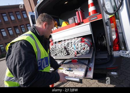 Hamburg, Deutschland. 22. März 2022. Ein Mitarbeiter der „Heavy Duty Control Group“ (VD 4) treibt eine Waage in das neue Schwerlaststeuerfahrzeug. Das Einsatzfahrzeug ist mit speziellen Geräten und Materialien ausgestattet, um tonnenschwere Fahrzeuge im Güter- und Schwerlastverkehr zu inspizieren. Kredit: Marcus Brandt/dpa/Alamy Live Nachrichten Stockfoto