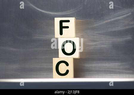 Buchstabe im Wort FOC Abkürzung von Kostenlos auf Holzhintergrund Stockfoto