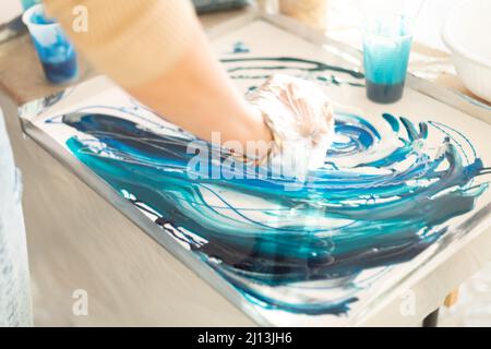 Epoxidharz verschiedene blaue Farbe in Tasse zum Gießen stabilisierendes Holz, abstrakte Kunst. Prozess der Herstellung von Zubehör aus Harz.Mischen bunt von Harz Stockfoto