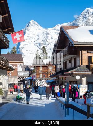 Mürren, Schweiz - Februar 27. 2022: Geschäftiges historisches Zentrum des Dorfes im Winter Stockfoto