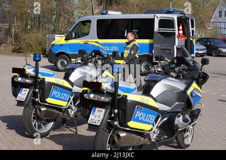 Hamburg, Deutschland. 22. März 2022. Das neue Schwerlast-Inspektionsfahrzeug der „Schwerlast-Inspektionsgruppe“ (VD 4) befindet sich auf dem Polizeigelände, wo auch Motorräder abgestellt werden. Das Einsatzfahrzeug ist mit speziellen Geräten und Materialien ausgestattet, um tonnenschwere Fahrzeuge im Güter- und Schwerlastverkehr zu inspizieren. Kredit: Marcus Brandt/dpa/Alamy Live Nachrichten Stockfoto