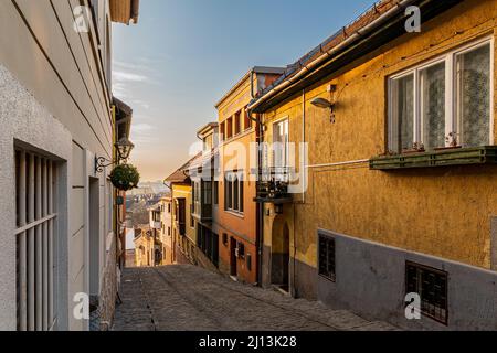 Erstaunliche launische kleine Straße in Budapest, wie heißt Gul baba Straße. Stockfoto